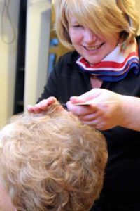 Petra Schmidt im Friseursalon Rätz bei der Arbeit.